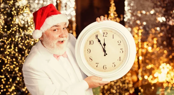 Joyeux Noël. Nouvel An minuit. horloge montrant presque minuit. temps de célébrer les vacances d'hiver. Dépêche-toi. Compte à rebours de Noël. attendez les cadeaux de Noël. santa homme tenir réveil — Photo