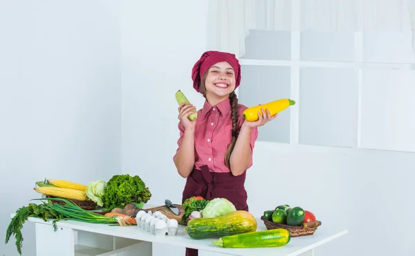 Menina feliz segurar milho ou milho, vitaminas — Fotografia de Stock