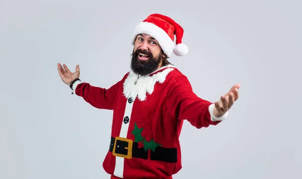 サンタ・クラスのひげを生やした男は幸せな新年と陽気なクリスマスの休日をお祝いする準備ができている冬のパーティーxmasのプレゼントや贈り物、ショッピングでいっぱい — ストック写真