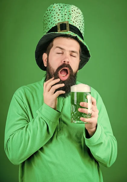 Hombre brutal barbudo hipster beber cerveza. Pub irlandés. Bebiendo cerveza parte celebración. Menú festivo y festivo. Cerveza tradicional teñida de verde. Empecemos la fiesta de Patrick. Bebida alcohólica. Tradición irlandesa —  Fotos de Stock