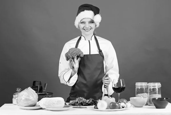 De beste kerstrecepten. Geniet van makkelijke ideeën voor feestjes en vakantiediners. Kerstmenu. Kerstdiner ideeën. Vrouw chef-kok koken kerstdiner dragen kerstman hoed. Feestelijke menukeuze — Stockfoto