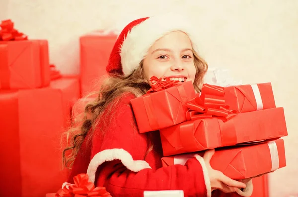 Los sueños se hacen realidad. Concepto de felicidad invernal. Explora los regalos de Navidad. Desempaquetar el regalo de Navidad. Un chico emocionado por el regalo de Navidad. Milagro de invierno. Una chica celebra la Navidad. Santa traiga su regalo — Foto de Stock