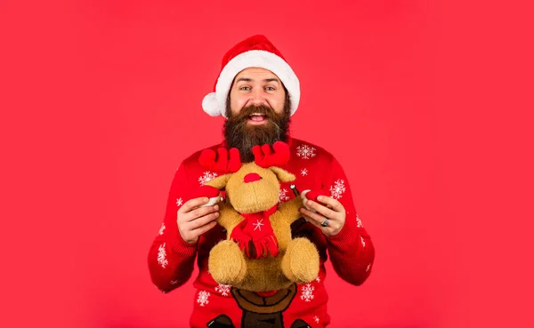 Plush deer. Hipster man hold Christmas gift. Happy man playful mood. Happy new year. Helping Santa Claus. Symbol of Christmas. Christmas eve. Gifts for kids. Dear Santa. Bearded man reindeer toy — Stock Photo, Image