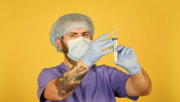 Vaccin contre la grippe. L'innovation. Antidote. Injection de dose. Mise au point de vaccins. Homme infirmier avec vaccin contre le coronavirus en seringue. Injection médicale. Un médecin barbu porte une seringue uniforme vaccination par aiguille — Photo