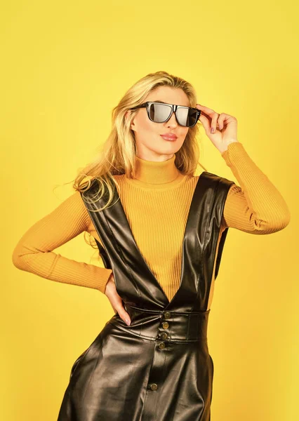 Sexig modell. Tillfällig klädsel. Modeporträtt. Fusionerande stil med elegans. Sexig tjej. Sexig kvinna. Trendiga kläder. Snygg blond kvinna i mode kvinna i tight läder latex klänning — Stockfoto