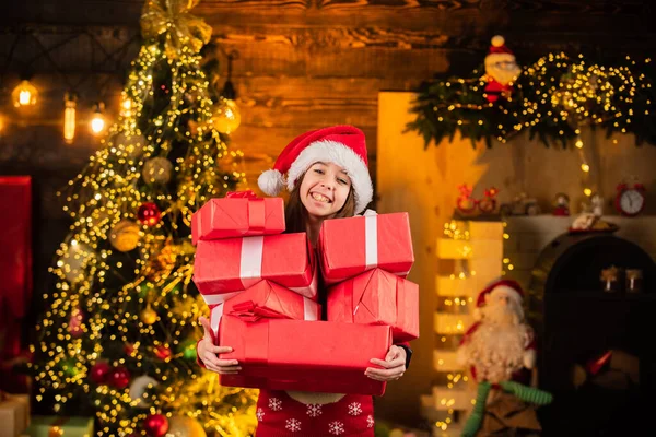 Програма святкового дня. щаслива маленька дівчинка тримає подарункові коробки. святкування новорічної вечірки. Різдвяний час. найкращий подарунок коли-небудь. щастя дитинства. весела дитина в костюмі Санти. дитина любить Різдво — стокове фото