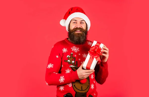 Mantenga la calma y el invierno encendido. Prosperidad y bienestar. Regalo de Navidad. Día de boxeo. Concepto de compras. Buena compra. Lograr el éxito. Santa Claus. Feliz Navidad. Tradición navideña. Abre tu regalo. —  Fotos de Stock