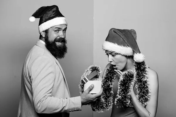 Co to je? Santa Man and woman with tinsel. Veselé Vánoce. zimní prázdniny. společně oslavovat. Šťastný novoroční večírek. Dárek s láskou. čas na dárky. šťastný rodinný pár slaví Vánoce — Stock fotografie