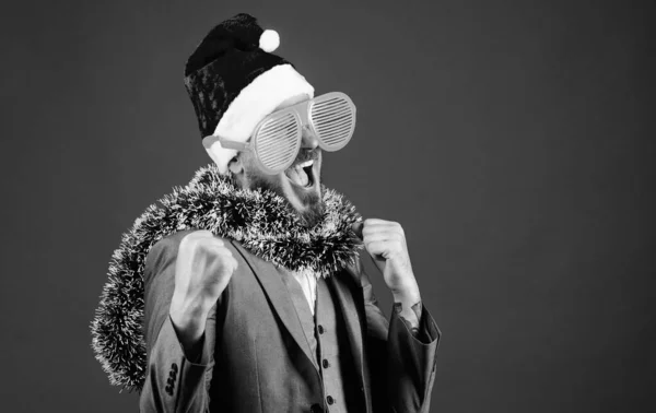 Hombre barbudo hipster alegre usar sombrero de santa y gafas de sol divertidas. Organizadores de fiestas de Navidad. Guy tinsel listo para celebrar el año nuevo. Ideas de fiestas corporativas a los empleados les encantará. Fiesta de Navidad corporativa — Foto de Stock