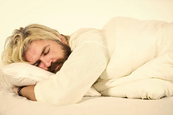 Tomando siesta. Dulces sueños. Hipster con barba se duerme. Buenas noches. Salud mental. Practica un ritual relajante para dormir. El hombre con la cara soñolienta yacía en la almohada. concepto de sueño rápido. Hombre con barba relajante — Foto de Stock