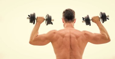 Kas yığını adam dambıl gibi dikiz aynasıyla egzersiz yapıyor. Acı geçicidir, gurur ise sonsuzdur. Sırtı ve kolları güçlü bir sporcu. Spor malzemeleri. Vücut geliştirme sporu. Spor yaşam tarzı. Aptal egzersiz salonu.