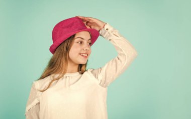 Güzellik ve tarz. Kişisel tarzını takip ediyor. Retro kız mavi arka plan. Retro şapkalı küçük mutlu çocuk. Eski moda görünüş. Yaz aksesuar koleksiyonu. Küçük çocuk uzun saçlı. Boşluğu kopyala