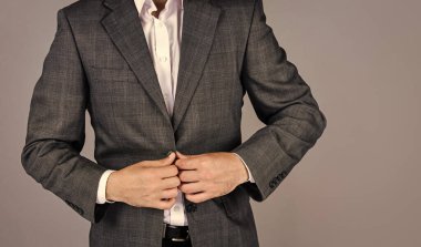 Mükemmel görünümlü bir iş adamı. Ceketli gerçek patron. Adamın şık bir görünüşü var. Güven ve karizma. Adam ofis kıyafeti giyiyor. Erkek güzellik ve moda. Boşluğu kopyala