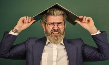 Çevrimiçi delilik. Geçerli doğru bilgileri sağlayın. Öğretmen dizüstü bilgisayarda internette sörf yapıyor. Kafasında sakallı adam bilgisayarı var. İlginç bir bilgi. Okulun cankurtaranı. Çok fazla bilgi. Evde eğitim