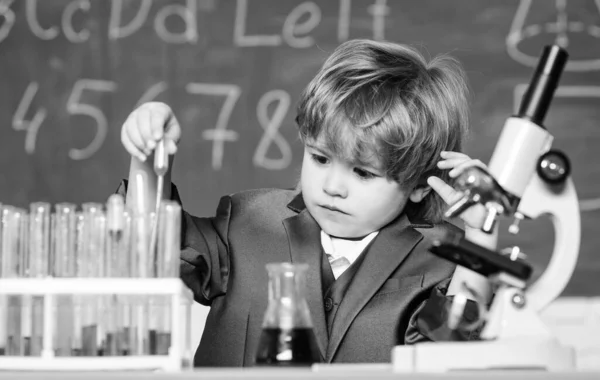 Kisfiú az órán. Vissza a suliba. A kisfiú tudományos kísérleteket végez. biológia tudomány. tudós gyerek, aki tudományt tanul. Tudományos kísérletek mikroszkóppal a laborban. A modern orvostudomány fejlesztése — Stock Fotó