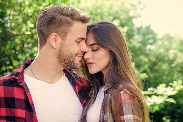 Mai noioso. coppia innamorata. Escursioni. coppia hipster all'aperto. week end in famiglia. appuntamento romantico. uomo e donna in camicia a scacchi rilassarsi nel parco. San Valentino. campeggio estivo nella foresta — Foto Stock