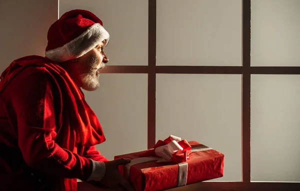 Sorpresa Inesperada. Santa Claus Con Barba Blanca. Hombre En Santa Que  Prepara Regalo De Navidad. La Mañana Antes De Navidad Foto de archivo -  Imagen de santa, compras: 236517428