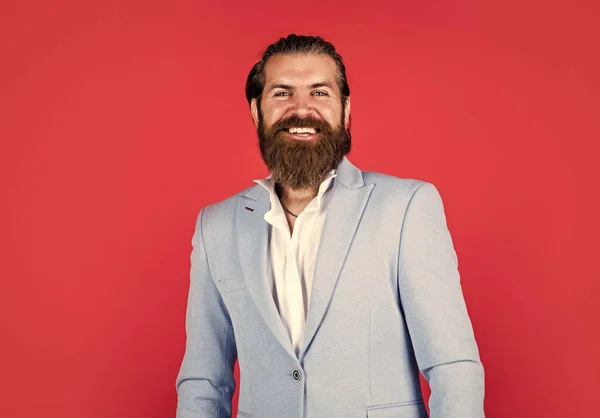 Homme barbu. Beau homme confiant avec une coiffure parfaite. mannequin de mode porter une veste. heureux homme barbu brutal. Confiant et réussi. Un homme élégant. barbu élégant homme d'affaires — Photo