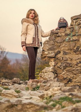 Vahşi tarafta dinleniyor. Seksi kadın kırmızı ruj doğası. Sonbahar sezonu kıyafetleri ve aksesuarları. Kadın leopar desenli yarım boy ceket. Sonbaharda sıcak kısa sahte kürk manto