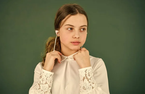 Educación en el hogar en línea. Traducción de audio. Concepto de aprendizaje de audio. Chica con auriculares escuchando música. Escuchar audiolibro. Estudiante chica en los auriculares en el espacio de copia de fondo pizarra — Foto de Stock