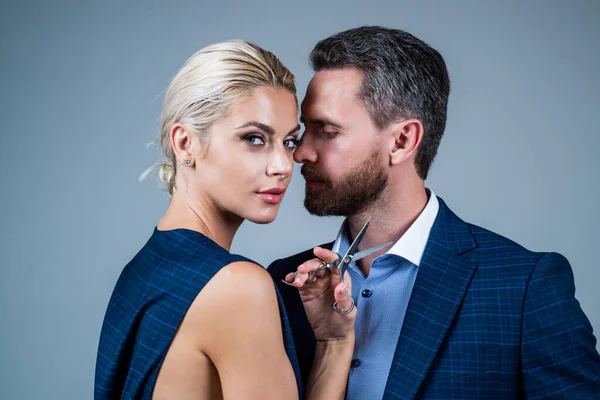 Nő és férfi szerelmes ölelés amelynek romantikus kapcsolatok tartani borbély szerszámok, borbély — Stock Fotó