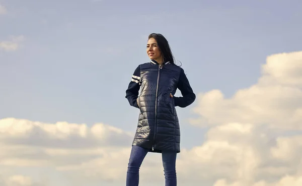 Ropa abrigada de invierno. chica vistiendo ropa casual vaqueros. disfruta de un día soleado y cielo azul. belleza y moda. chica llevar chaqueta en la calle de la ciudad. Modelo de moda elegante al aire libre. Estilo de libertad de las personas — Foto de Stock