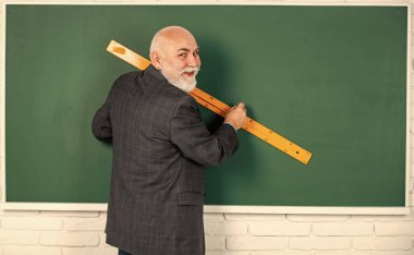 Çizgi çizme. Lisede geometrik şekiller. Usta öğretmen çizim yaparken cetvel kullanır. Sakallı özel öğretmen tahtasında cetvelle çizer. Okula dönüyorum. Okul disiplini. Eğitim ve bilgi