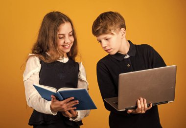 Modern bilgi kaynağı. İnternette sörf yapmak. Modern meslek. Çocuklar için modern eğitim. Web geliştiricisi ya da tasarımcısı. Programlama çalış. Laptop bilgisayarı olan bir öğrenci. Bilgisayarı kullanan çocuk. Çevrimiçi yaşam