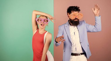 Birlikte dans etmek. Keyfin yerinde. Rahatla ve eğlen. Şirket kültürü. Tatili kutluyoruz. Sakallı adam, güzel kadın parti gözlükleri kutluyor. Çiftler eğleniyor. Ofis partisi. Başarı kutlaması