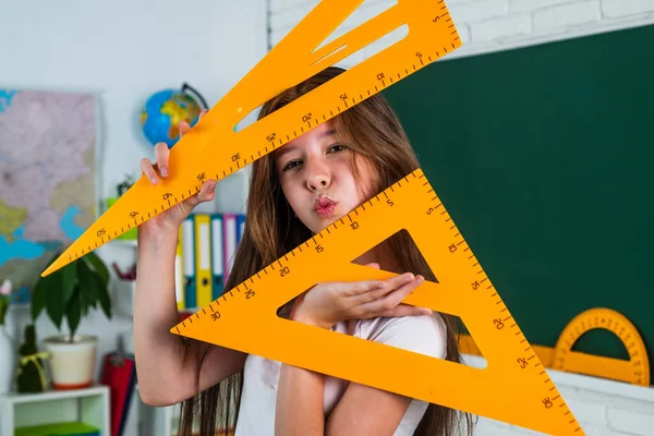 Kind in de klas school met geaometrie driehoek liniaal, onderwijs — Stockfoto