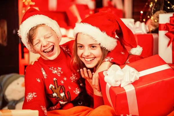 Familjekul. Barn lilla glada flicka och pojke hitta gåvor nära julgran. Roliga ungar. Gåvobutiken. Jultomtens julklappslådor. God jul, då. Vinterns skönhet. Fritid och aktivitet — Stockfoto
