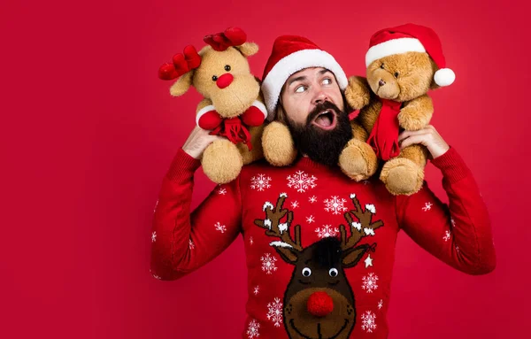 Grande presente. celebrar as férias de inverno. Feliz Natal para você. Tempo de compras de Natal. preparar presentes e presentes. Rena e urso brinquedo. homem maduro barbudo feliz em chapéu de Papai Noel. festa de ano novo — Fotografia de Stock