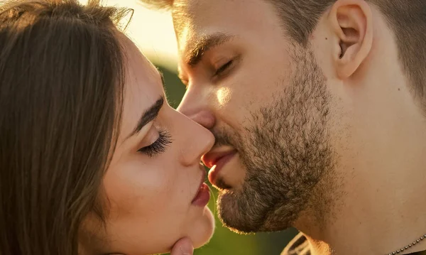 Sedução e preliminares. Beijo sensual. Beija de perto. Toque de lábios. Conceito voluptuoso. Beijo tentador. Desejo. Conceito de romance. Energia sexual. Um casal sexy apaixonado. Menina e bonito homem beijando — Fotografia de Stock