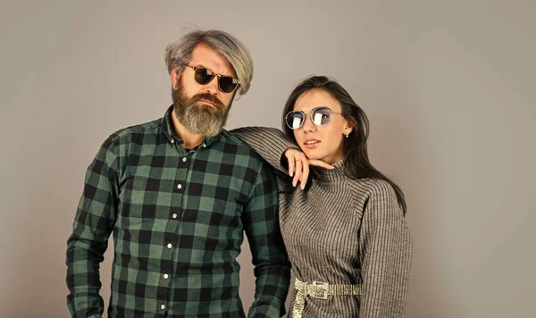 Casal na moda posando. Estilo de rua. Hoje é um bom dia. Casal de Hipster. Homem barbudo com cabelo tingido e menina elegante em óculos de sol. Casal de moda apaixonado. Desfrutando de tempo de primavera juntos — Fotografia de Stock