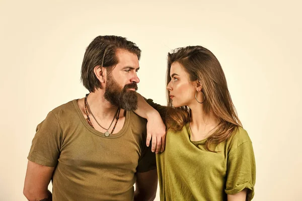 Birbirine aşık moda çifti. Olgun vahşi hippi güzel bir kadını kucaklıyor. Yakışıklı sakallı adamla seksi bir kız. Saç güzellik stili. Romantik ilişkiler ve arkadaşlık. Kuaför salonunda. — Stok fotoğraf