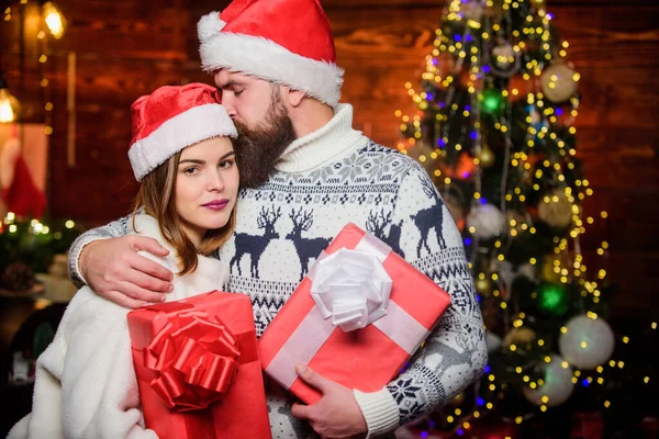 Vårt hem. vintersäsong shopping försäljning. Familjesemester. älskare vid dekorerat träd. Glad tomte par kär. fira det nya året tillsammans. Julklappar. God jul, då. Kärleken är i luften — Stockfoto