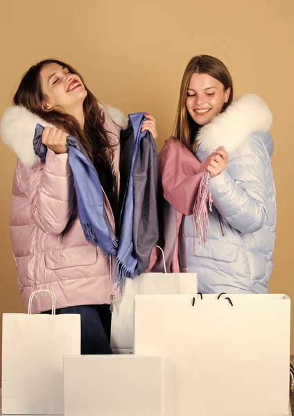 Eladó és kedvezmény. Bevásárlótáska. Jól szórakozunk együtt. Fekete Péntek. Vegyél téli ruhákat. A lányok meleg kabátot viselnek. Vásárlási koncepció. Női barátok vásárolnak téli ruhákat. Vásárlási útmutató. Műszőrme — Stock Fotó