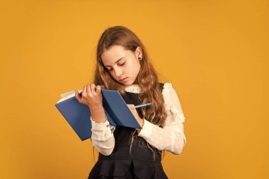Bugün çalış. Küçük çocuk ders kitabına yazıyor. Küçük kız çalışma kayıtları yapıyor. Okul ve eğitim. Özel ders. Çalışma becerilerini geliştiriyor, alanı kopyalıyor.