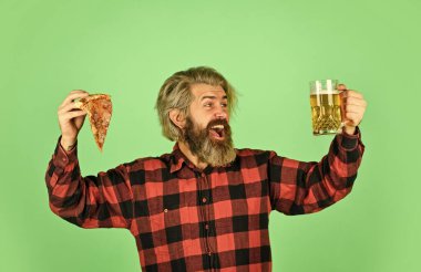 Sonunda pizza zamanı. Pizza paylaşıldığında daha iyidir. Pizzacı. Gurme yemeği. Neşeli sakallı hippi adam pizza tutuyor. Aç adam pizza yiyecek ve bira içecek. Barda mükemmel dinlenme