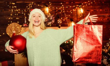 Şenlikli Noel süslemeleri. Kış alışverişi. Satın alınabilir paket. Büyüleyici dekorasyonlar. Noel süsleri. Dekorasyon satın almaya bayılırım. Kız iç dekorasyon için topu tutuyor. Mutlu Noeller.