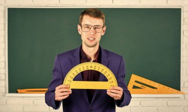 Tahtadaki zeki öğretmen genç lider, öğrencilere konsepti öğretiyor.