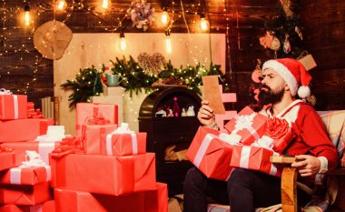 İyi tatiller. Mutlu noeller. Noel Baba şapkalı adam. Kış tatili Noel hediyelerini bekle. Ciddi bir Noel Baba mektubu okudu. Kış kutlaması. Yeni yıl hediyeleri. Noel süslemesi. Mutlu sakallı adam elf