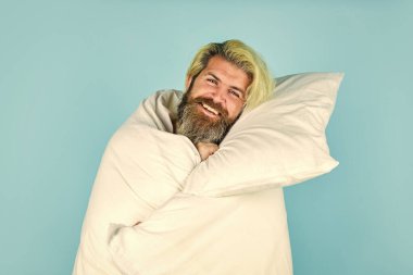Sadece dinleniyorum. Tasasız adam yeni günün tadını çıkarıyor. Günaydın rutin. Beyaz battaniyeye sarılı beyaz sakallı adam. Battaniyeli bir otel odasında rahatla. Sakallı olgun bir adam evde yatıyor.