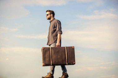 Eşyalarını bagajda taşıyan bir adam. İş gezisi. Yakışıklı bir gezgin. Bagajla seyahat et. Tatil zamanı. Klasik valizli bir adam. Bagaj konsepti. Seyahat acentesi. Seyahat blogçusu