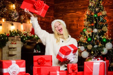 Denesene. Son hazırlıklar. Noel zamanı. Yeni yılı evde kutlarız. Mutlu kadın hediyeleri sever. Kış alışverişi. Xmas bayram hediyesi. Boks günü. Neşeli kız kırmızı Noel Baba şapkası