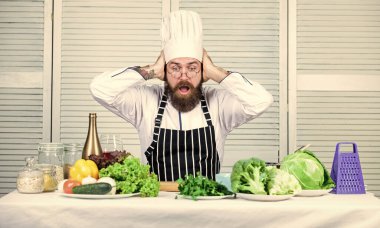 Taze sebzeli vejetaryen salatası. Sağlıklı yemek pişirme. Sakallı, olgun bir hippi. Mutfak mutfağı. Vitamin. Diyet organik gıda. Şok olmuş sakallı adam. Şef tarifi. Yeni gelenler