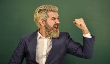 İlham verici alıntılar. Üniversite tarafından tanıtılıp hoş karşılandı. Öğretmen konuyu açıkla. Okulun önündeki erkek öğretmen yazı tahtası fotokopi alanı. Okul duyurusu kursları. Okul reklamı konsepti