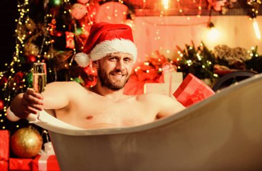 Seksi bir rüya. En iyi Noel hediyesi. Noel spa 'sı. Kaslı adam küveti gevşet. Maço partiden sonra şampanya içer. Yeni yılın kutlu olsun. Erotik dilek. arzuyu hisset. Seksi olgun adam banyosu. kış tatili