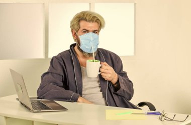 Bulaşıcı hastalıklar için önleyici önlemler. Çevik iş. Evde kal konsepti. Koronavirüs salgını. Bilgisayarda çalışan bir iş adamı. Evde öğrenim ve öğrenim görüyorum.