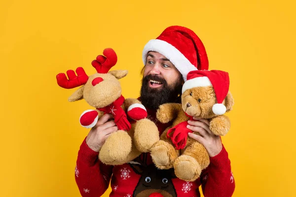산타 클로스 수염을 기른 남자가 장난감을 들고 행복 한 새해를 기원하며 크리스마스 선물과 선물로 가득 찬 즐거운 겨울 파티를 축하 할 준비를 한다. — 스톡 사진